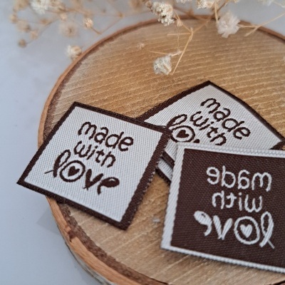 Etiquetas de tecido com texto 