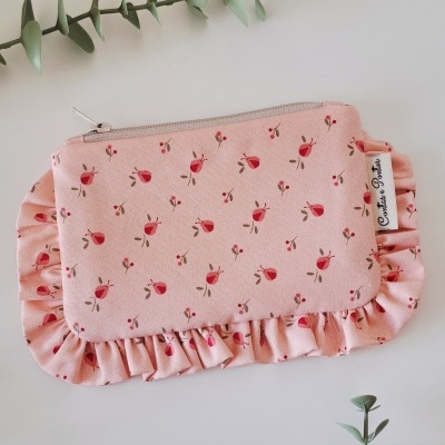 Bolsa rosa com padrão floral pequeno e babado, fecho de correr cinzento e etiqueta Couture Boutit em fundo branco
