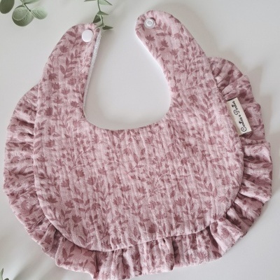 Babete rosa floral com fecho de pressão e detalhes franzidos