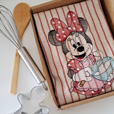 Kit de cozinha com pano de riscas e estampa Minnie Mouse, colher de madeira, batedor metálico e cortadores de bolachas em caixa de cartão