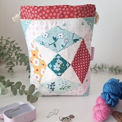 Bolsa de tecido patchwork colorida com cordão de fecho