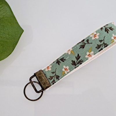 Chaveiro de tecido com padrão floral e argola metálica