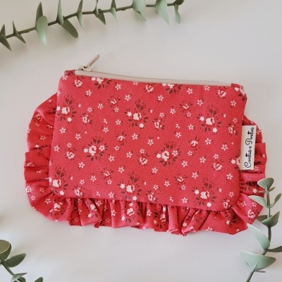 Estojo vermelho floral com babados e fecho zip