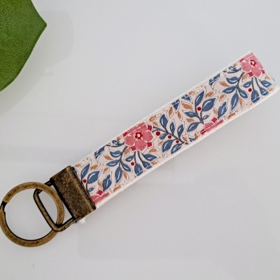 Chaveiro floral de tecido com anéis metálicos