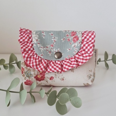 Carteira pequena em tecido floral e xadrez com botão de pressão