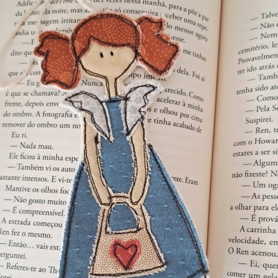 Marcador de livro em tecido com figura de anjo colorido