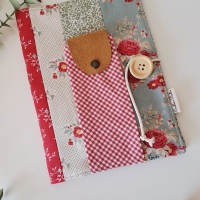 Capa patchwork com botão de madeira e padrão floral