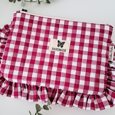 Necessaire xadrez vermelho e branco com etiqueta HANDMADE e borboleta