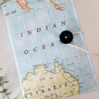Capa de tecido com padrão de mapa antigo e fecho de botão