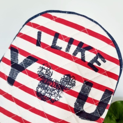 Luvas para forno com riscas vermelhas e brancas, desenho do Mickey e texto I LIKE Y U
