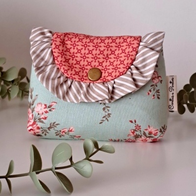 Bolsa florido com folhos e botão dourado