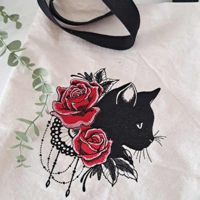 Saco de tecido com estampa de gato preto e rosas vermelhas