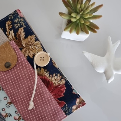 Capa colorida feita à mão com vários tecidos e botão de fecho