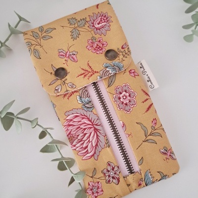 Estojo amarelo com padrão floral e fecho rosa