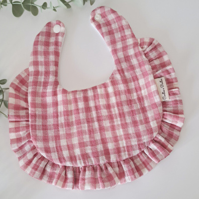 Babete para bebé xadrez rosa e branco com babados e fecho de pressão