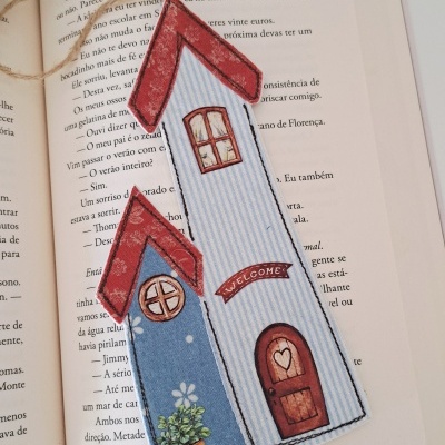 Marcador de livros tecido casas azul e branca telhado vermelho texto WELCOME