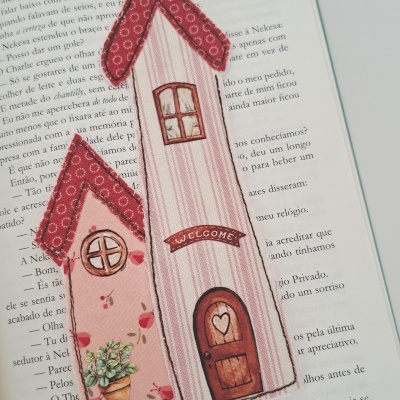 Marcador de livros em tecido em forma de casinhas cor-de-rosa e vermelho
