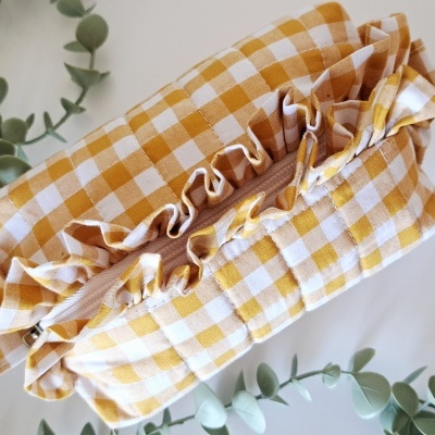 Estojo ou bolsa de tecido xadrez amarelo e branco com franzido e fecho