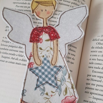 Marcador de livro tecido anjo com asas brancas e vestido floral