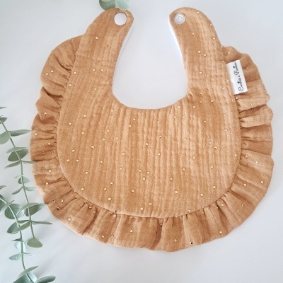 Babete de bebé castanho claro com bolinhas douradas e folhos