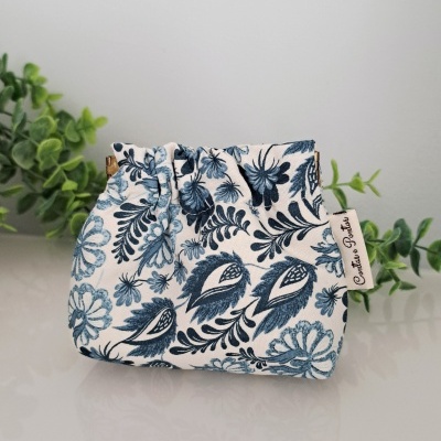 Saco de tecido branco com padrão floral azul escuro e etiqueta Colette & Pauline