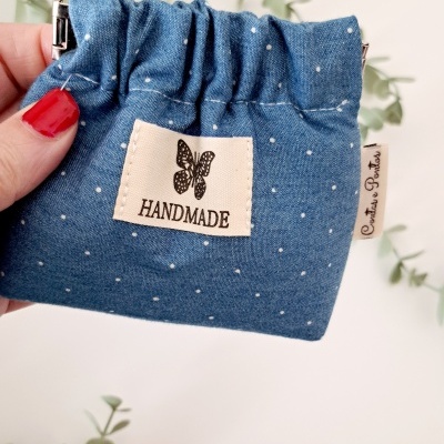 Saquinho azul com pontos brancos e etiqueta handmade