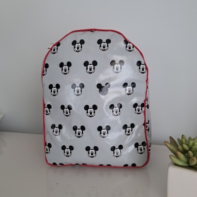 Estojo ou bolsa cinzenta com estampado de Mickey Mouse em preto e branco e contorno vermelho.