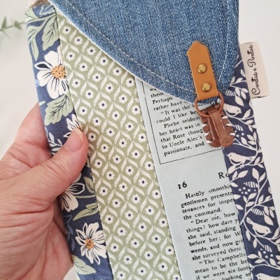 Carteira de tecidos variados com pala jeans e fecho em couro