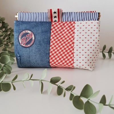 Bolsa de tecido patchwork com vários padrões e etiqueta 1979