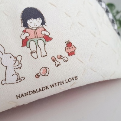 Tecido branco com ilustração de menina e coelho, texto 'HANDMADE WITH LOVE'