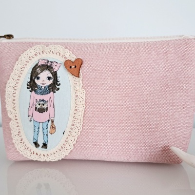 Estojo rosa com aplique de menina desenhada e renda