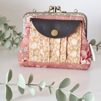 Carteira floral rosa e bege com bolso bege e aba preta de couro e fecho metálico