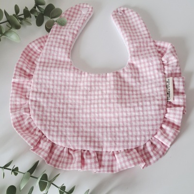 Babete rosa xadrez para bebé com folhos e botão de pressão