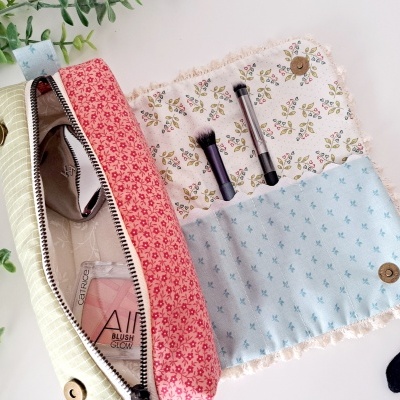 Estojo tecido com padrões florais, pincéis de maquilhagem e embalagem Air Matt Cushion