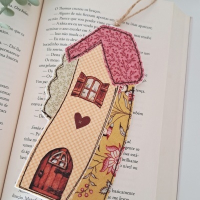 Marcador de livros em formato de casa colorida em tecido