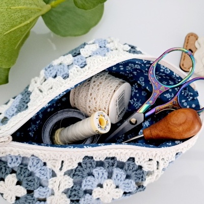 Necessaire em croché com ferramentas de costura e linhas dentro