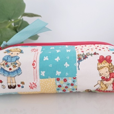 Estojo retangular de tecido com padrão patchwork e desenhos vintage de raparigas