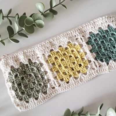 Estojo retangular de croché com quadrados coloridos e fecho