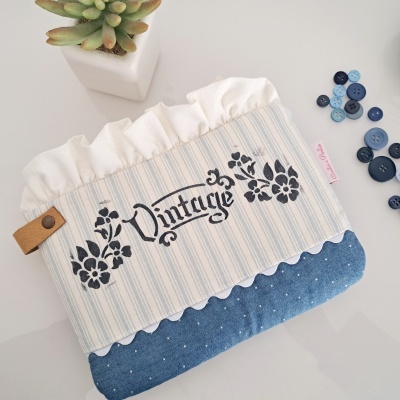 Bolsa de tecido azul com riscas e impressão Vintage em fundo branco