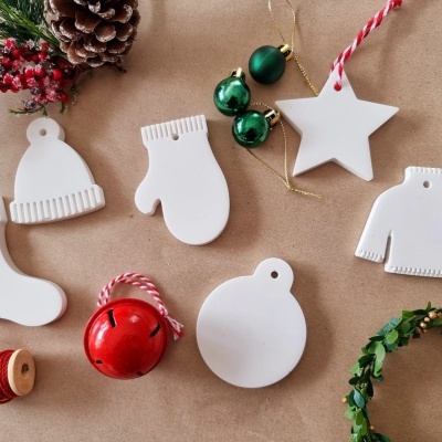 Enfeites de Natal em cerâmica branca com formas festivas e acessórios naturais
