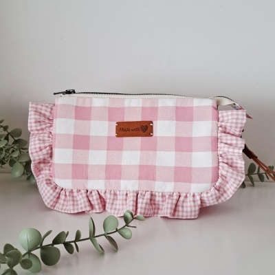 Necessaire xadrez em rosa e branco com folho e etiqueta em couro com texto Made with