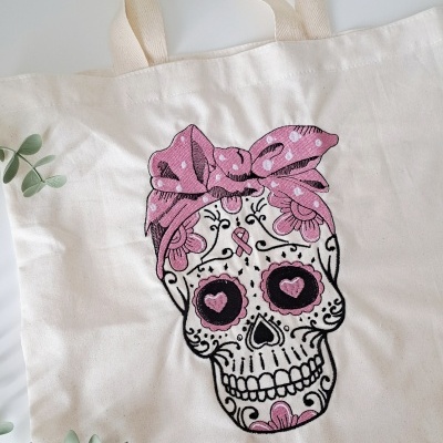 Saco de tecido com caveira mexicana e laço rosa