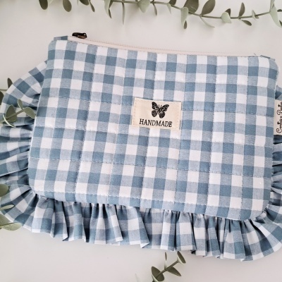 Bolsa artesanal xadrez azul claro com folhos e etiqueta 'HANDMADE'