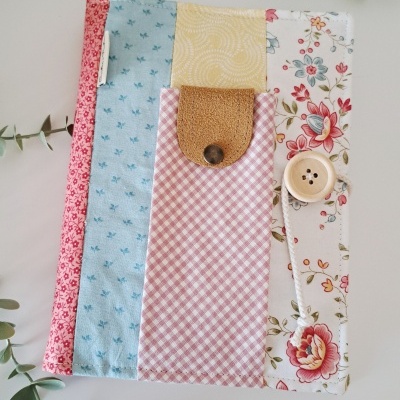 Capa de tecido patchwork colorida com fecho de botão de madeira