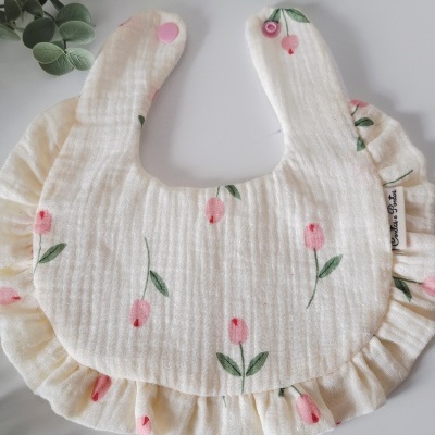 Babete de bebé branco com estampado de flores rosas e folhos