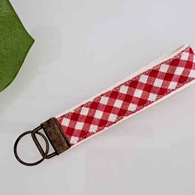 Chaveiro de tecido xadrez vermelho e branco com argola metálica