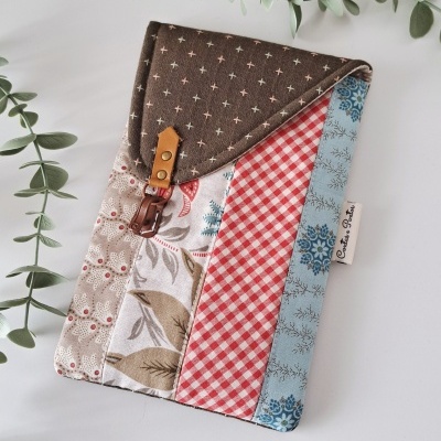 Bolsa ou estojo em tecido patchwork com vários padrões coloridos e fecho de fivela