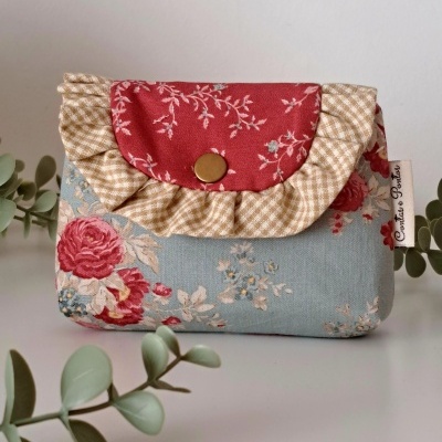 Carteira de tecido floral com aba vermelha e babado bege