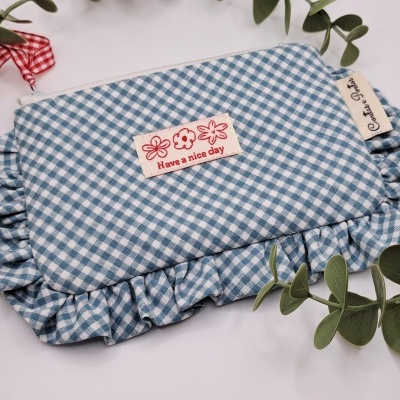 Necessaire azul aos quadrados com babados e etiqueta Have a nice day