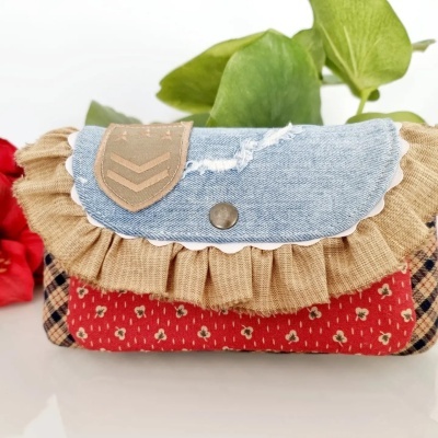 Carteira de tecido vermelho com detalhes em ganga azul e folhos bege